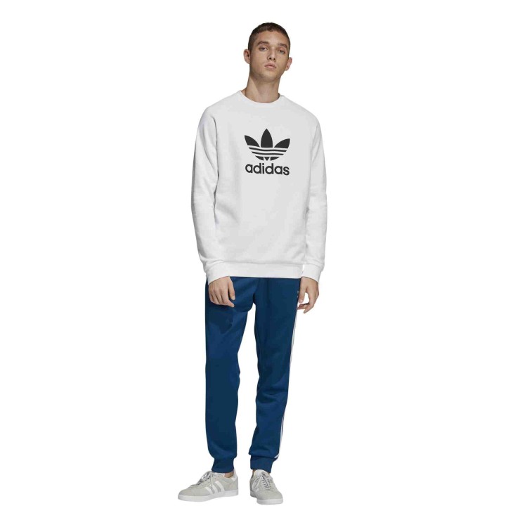 DV1544_APP_on-model_standard-outfit_white.jpg