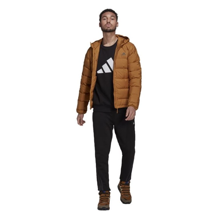 GU3953_APP_on-model_standard-outfit_white.jpg