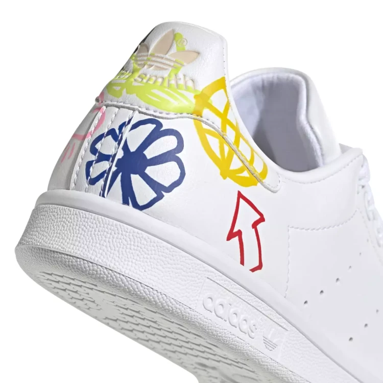 FX5679_8_FOOTWEAR_Photography_Detail View 1_white.webp