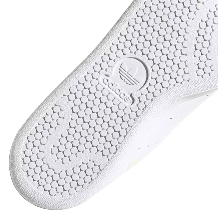 FX5679_9_FOOTWEAR_Photography_Detail View 2_white.webp