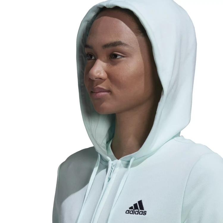 HD1702_8_APPAREL_On Model_Detail View 2_white.webp